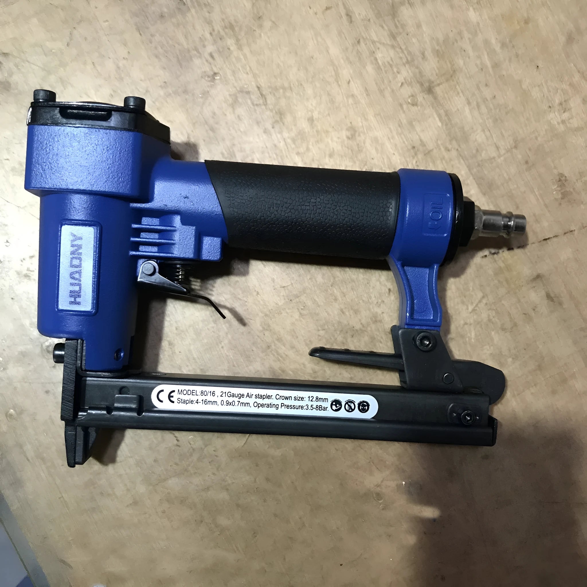Blue and yellow U-type pneumatic strip nail gun with American air connector for decoration and furniture work