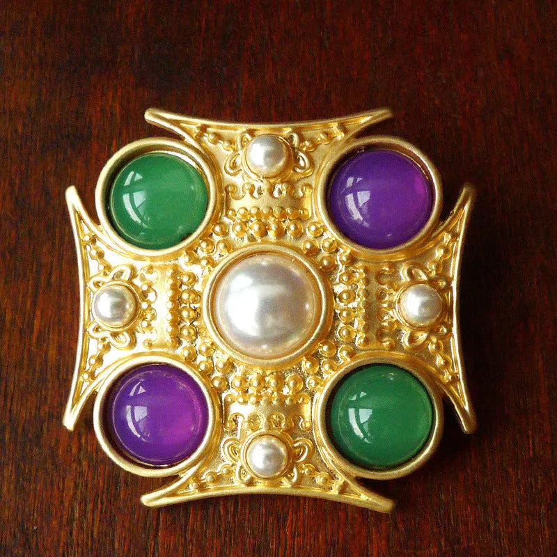 A vintage-style baroque brooch with a diamond shape in retro colours, made from zinc alloy.