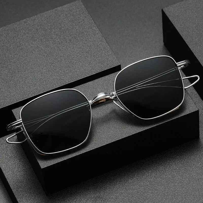 Polarized sunglasses with pure titanium frame in box style, gun mount colour with black and gray lenses