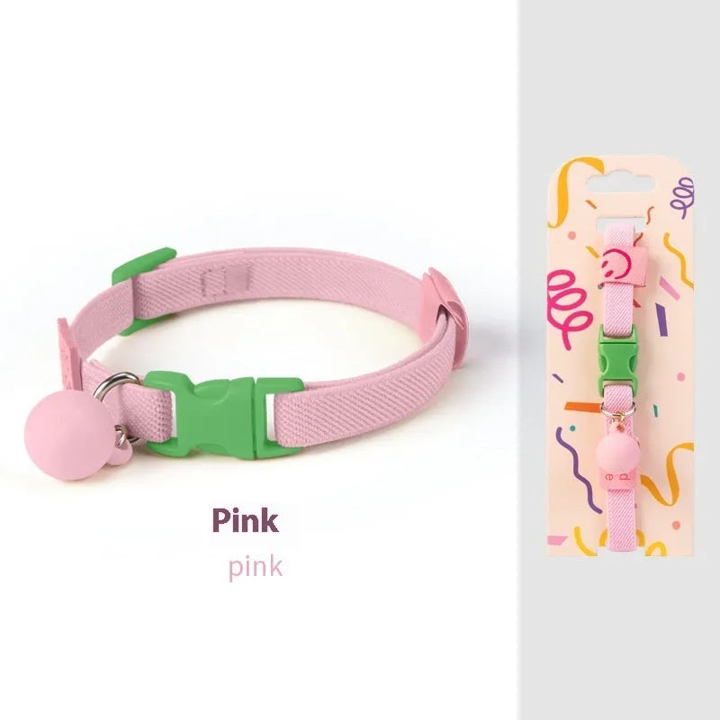 A small dog's elastic polyester collar in a monochrome colour, adjustable between 22cm and 32cm.