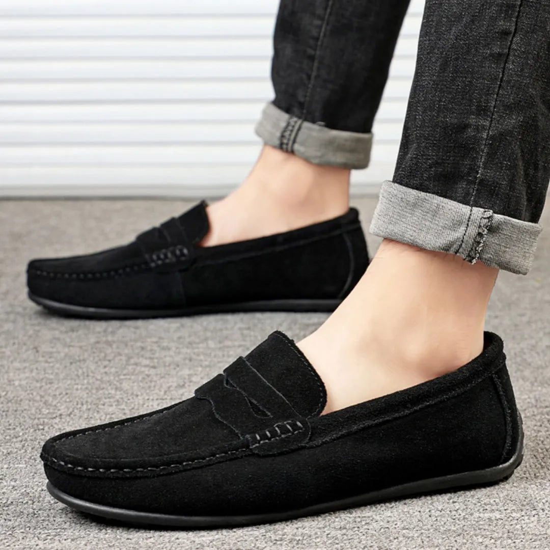 Men's solid colour suede loafers with round toe and flat rubber sole