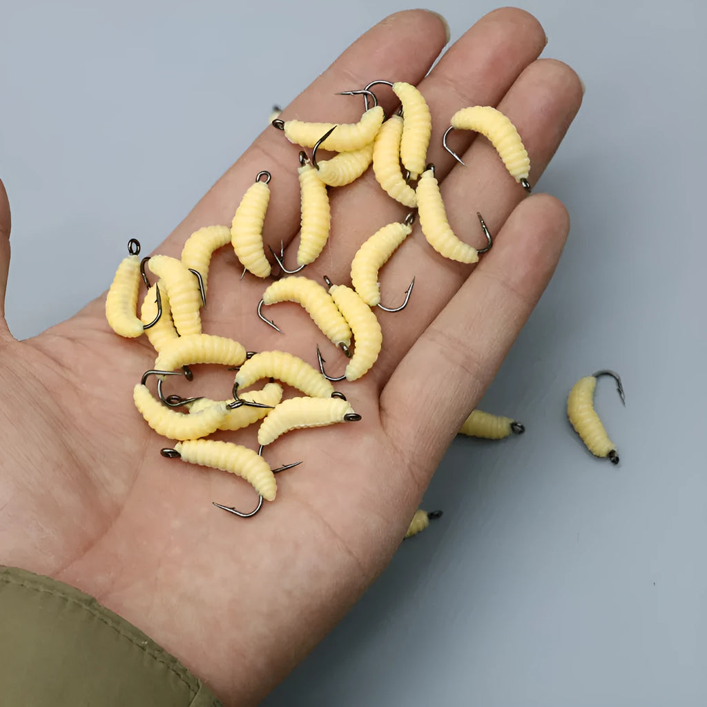 Pink worm lure bait with No. 4 Big Eye snakehead hook in beige, red, green, white and luminous colour options