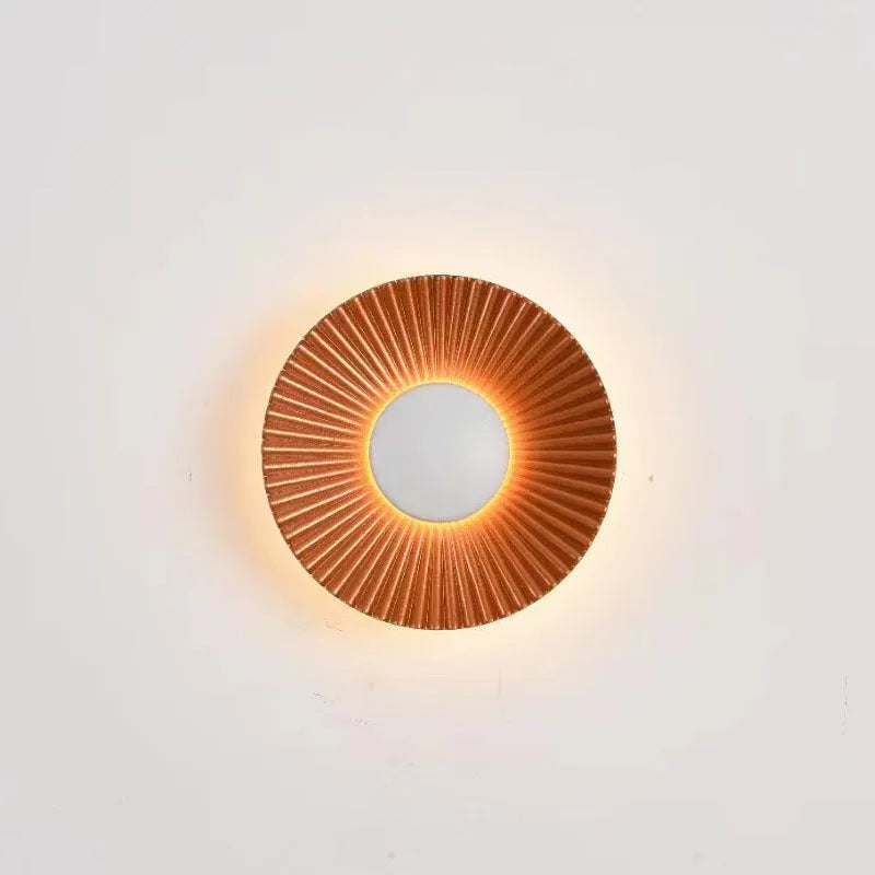Round aluminium wall lamp with LED light in a white and gold colour option.