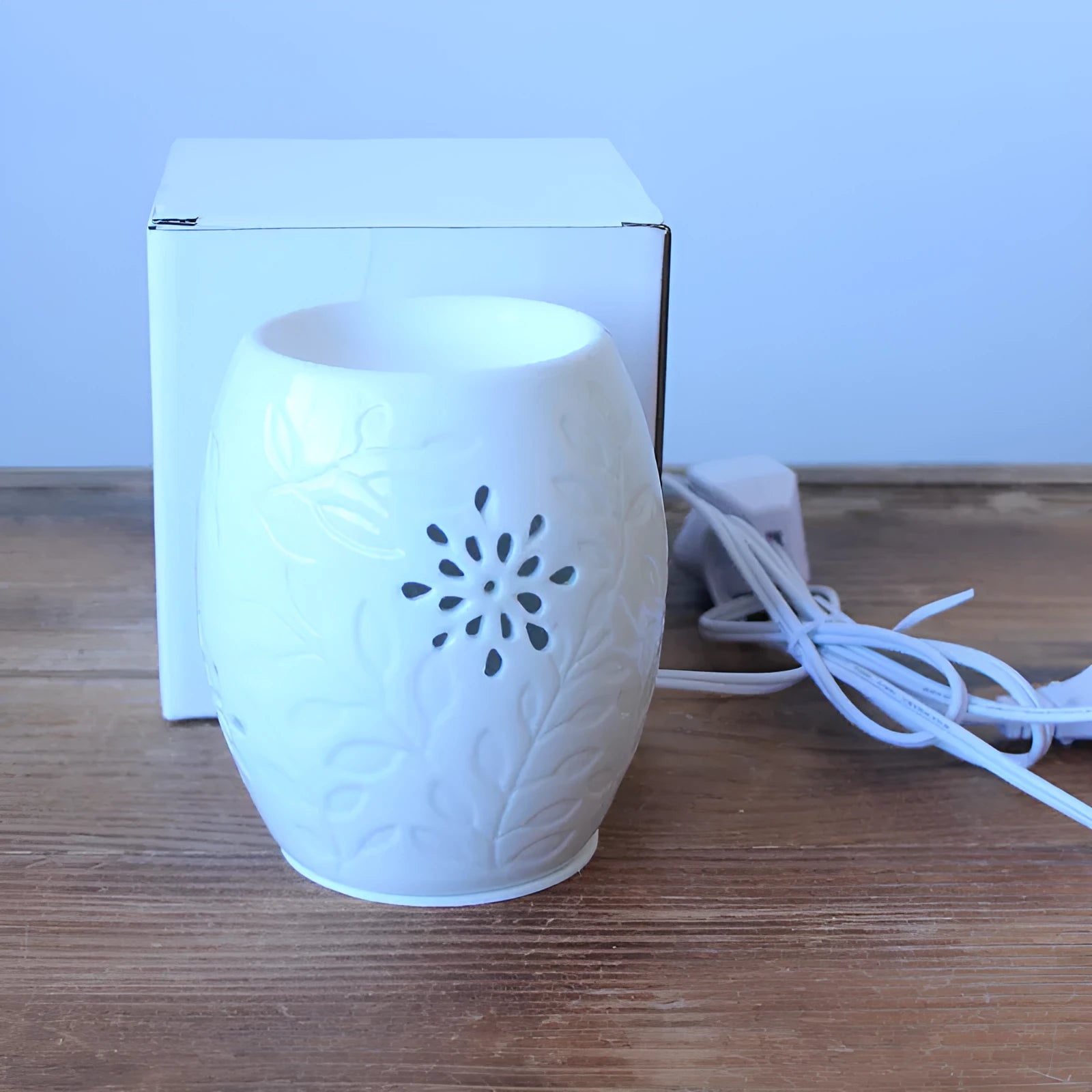 White porcelain ceramic aroma lamp incense burner with colour glaze finish and pavilion pattern