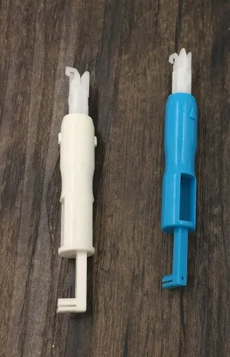 Needle threader insertion tool for sewing machine, plastic and metal, 7.2cm, blue or white