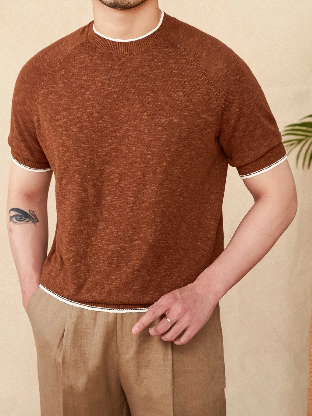Casual linen cotton t-shirt with round neck and short sleeves in brown colour