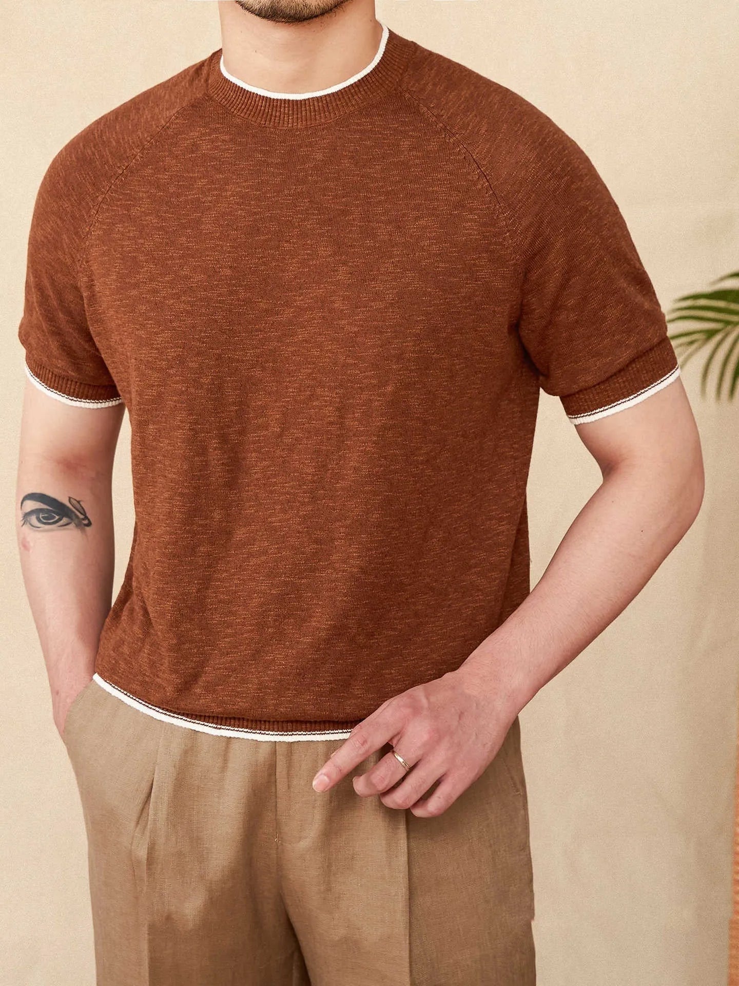 Casual linen cotton t-shirt with round neck and short sleeves in brown colour