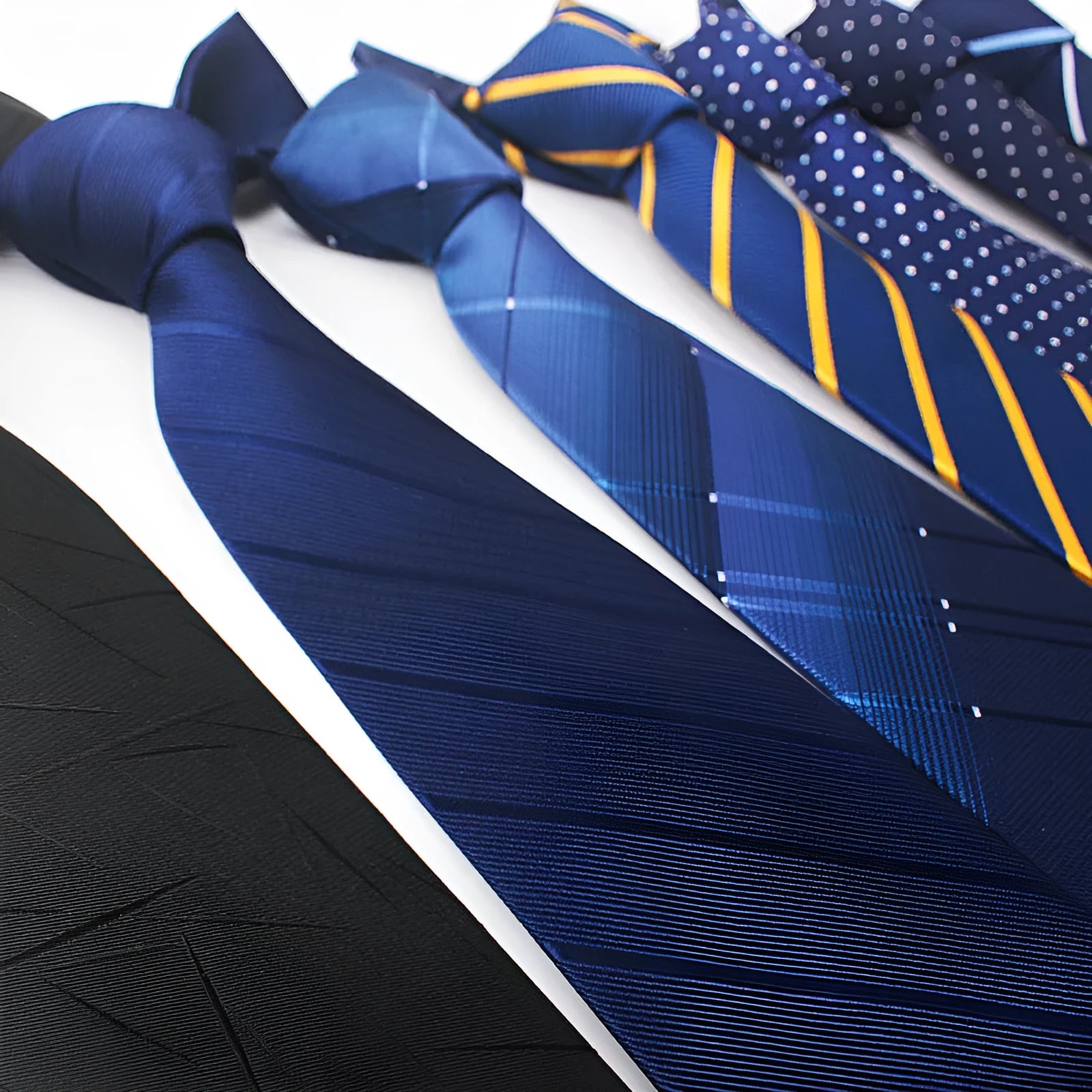 8cm wide striped polyester jacquard business tie in arrow shape
