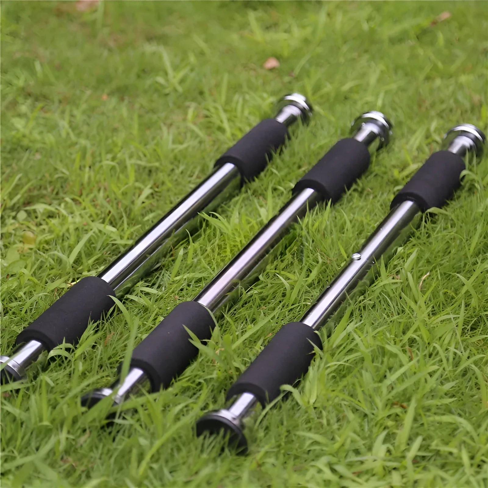 Steel adjustable pull-up bar extended to show 62-100cm length range for door frame mounting