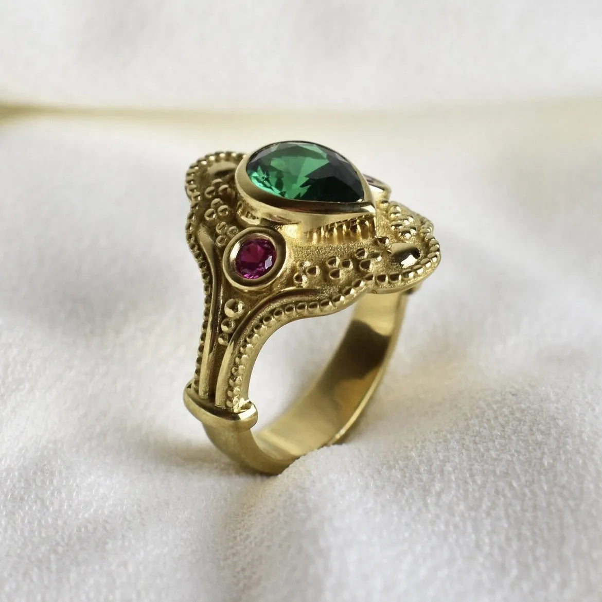 Geometric gold-plated women's ring on a white background, showing its alloy construction and lvzuan colour.