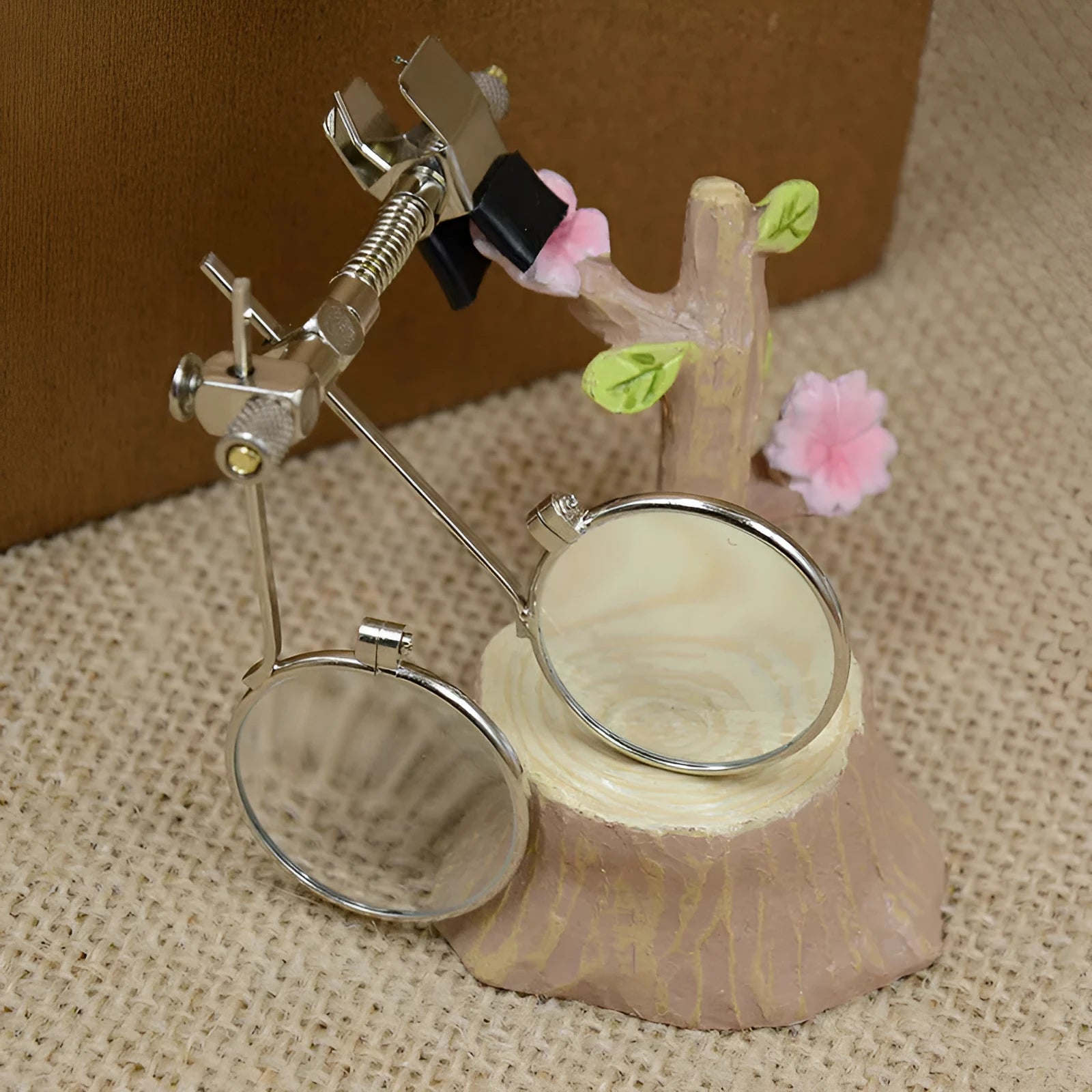 Auxiliary reading glass mirror double clip with metal bracket and glass lens.