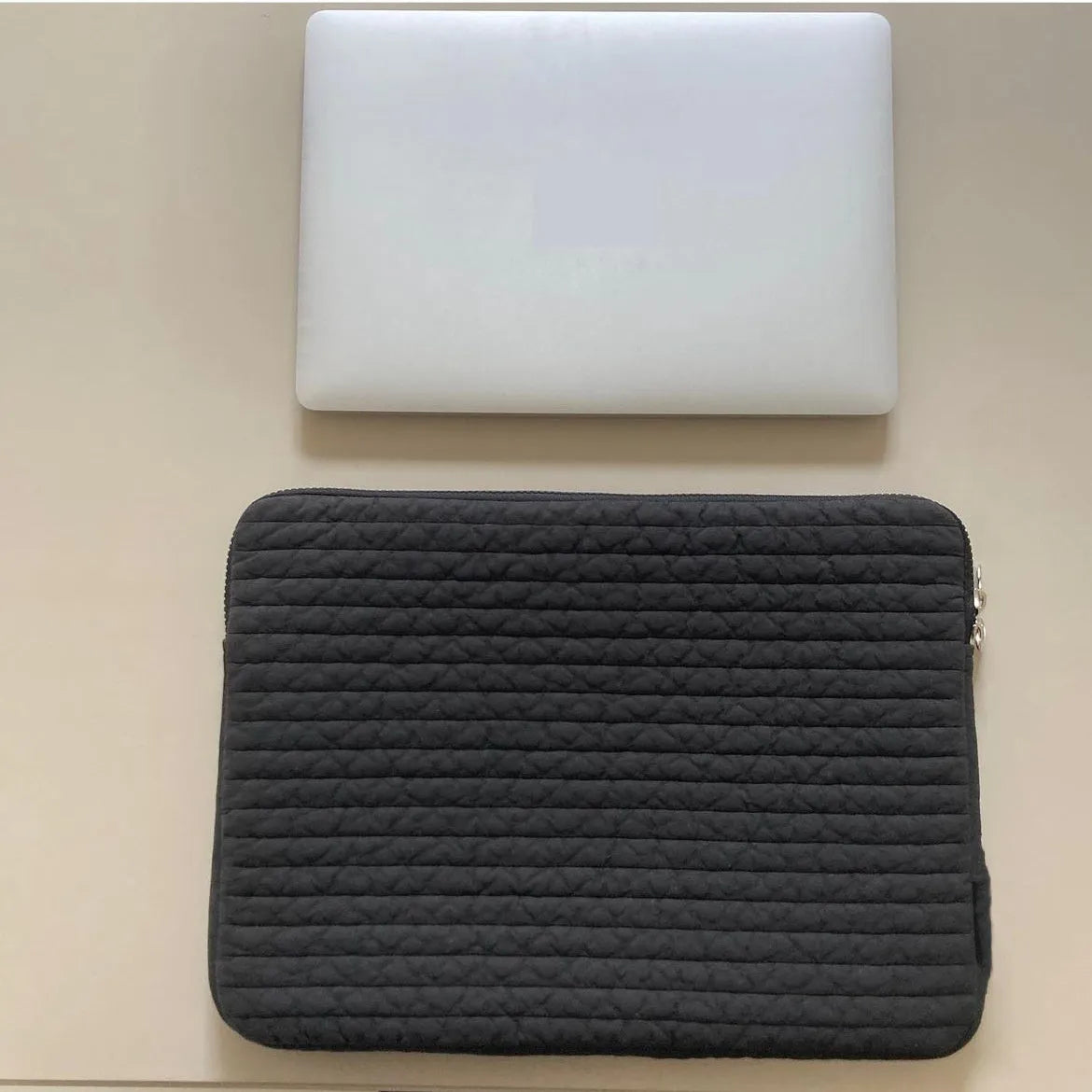 Black and white cotton cloth laptop bag for tablets with anti-seismic protection in multiple sizes