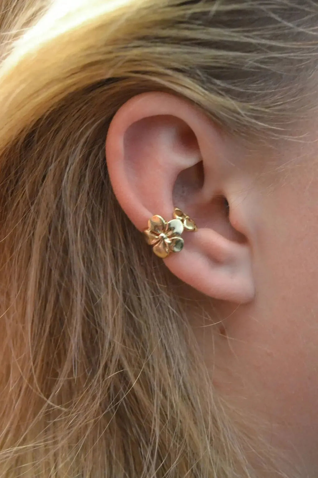 Gold-coloured alloy drop earrings with starfish and scallop designs for women.