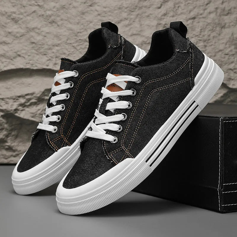 Men's low top canvas sneakers in black or blue with front lace-up fastening and injection moulded plastic sole, sizes 39-48
