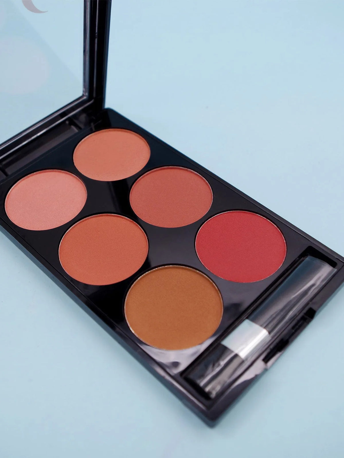 Six-colour blush palette in a 15g multicolour make-up tray for general skin types