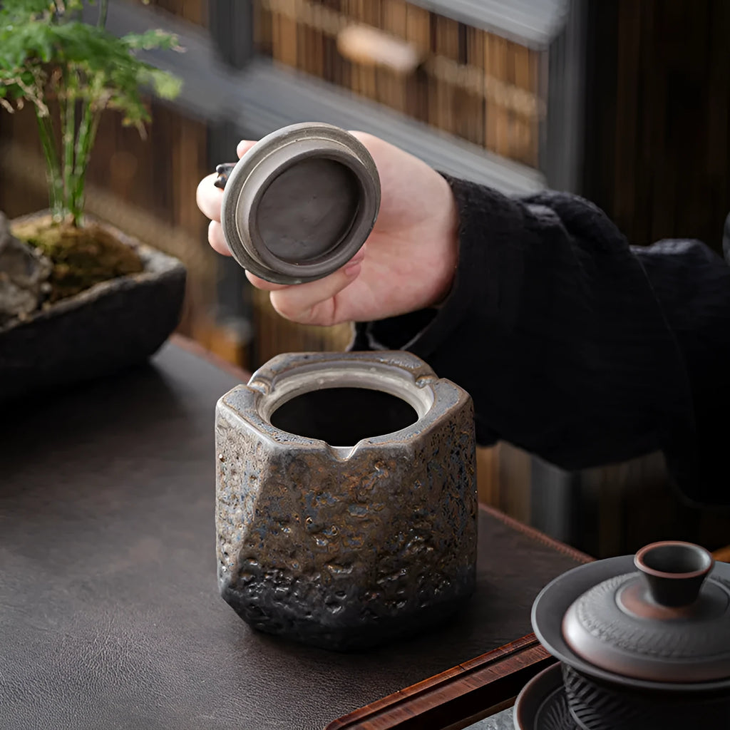 Stoneware gilt ceramic ashtray with cover, anti-fly ash, large retro Japanese style, black pottery pony colour