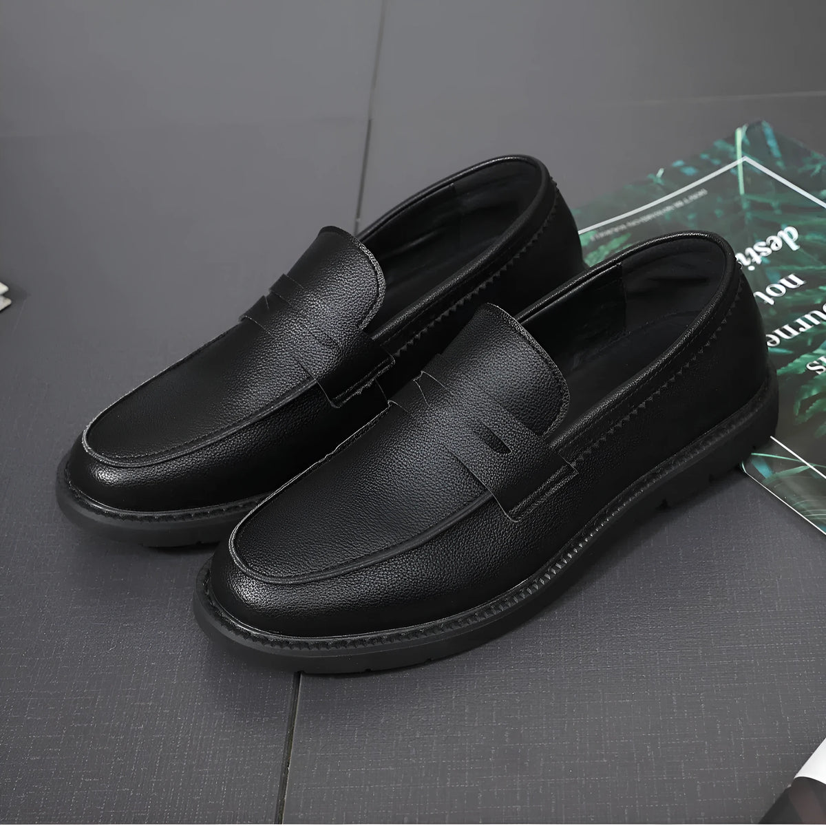 Men's black slip-on shoes with tassel, microfiber upper, and rubber sole in Korean retro style