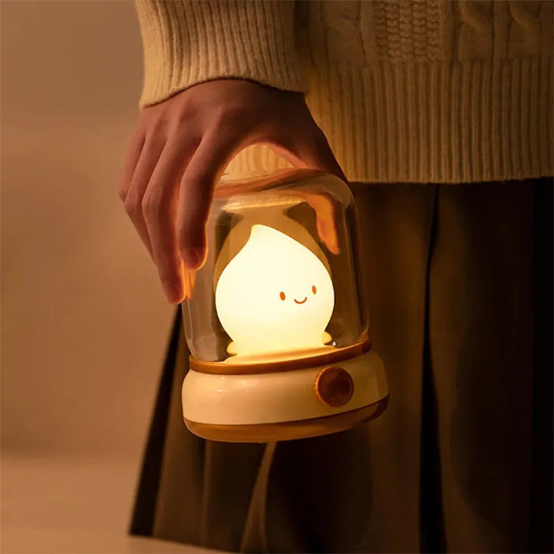 Retro USB rechargeable LED night lamp in green or yellow with dimming and candlelight mode, 100 x 108 x 124 mm.