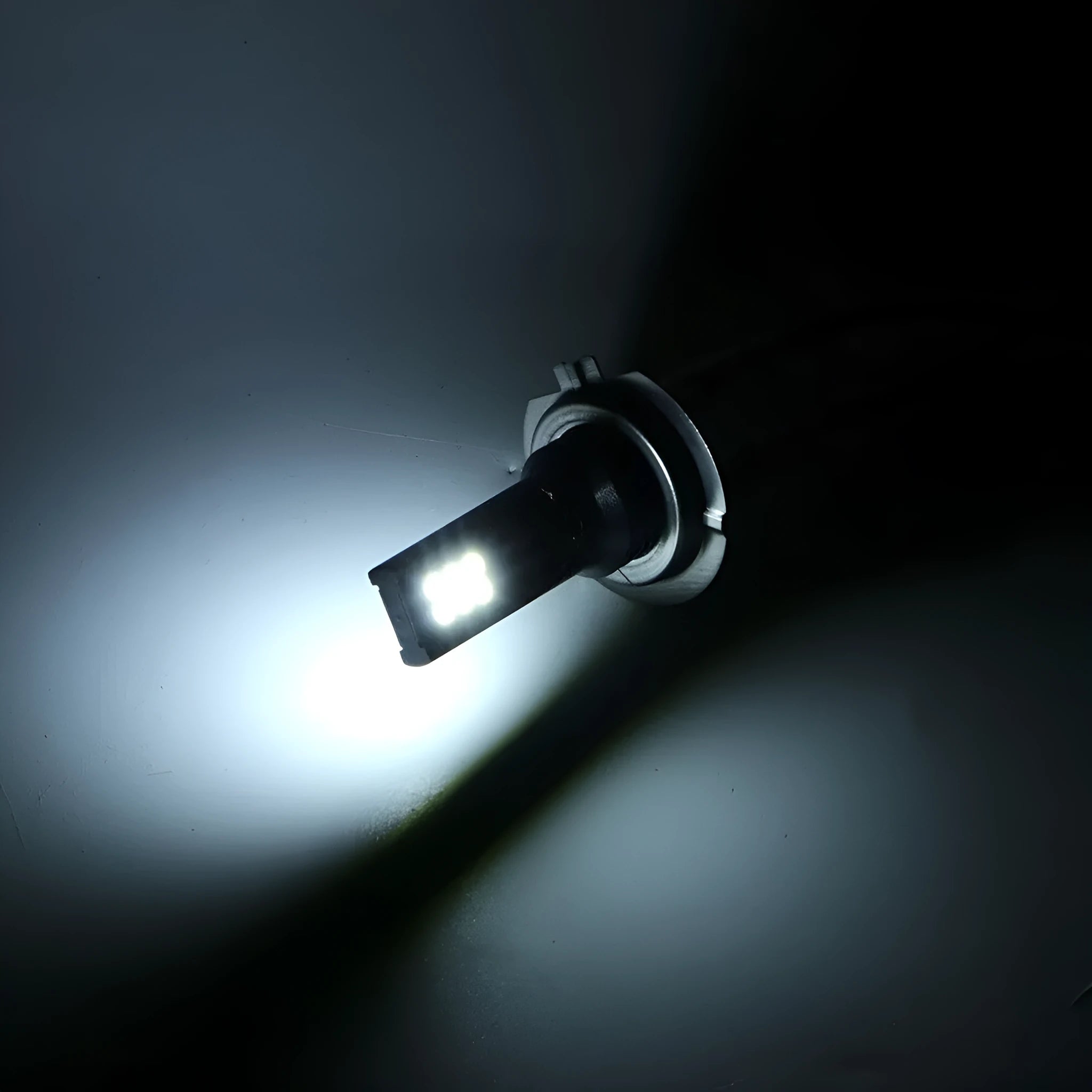 H7 110W LED car fog light bulb with aluminium housing and white light.