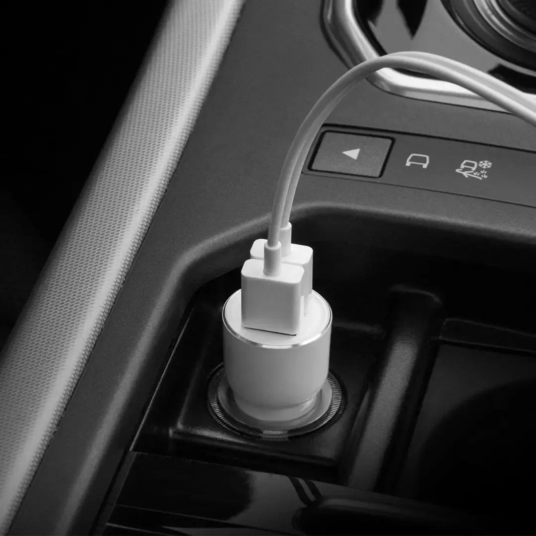 Ruimi 3S black car charger with USB ports measuring 26.5x26.5x61.3mm