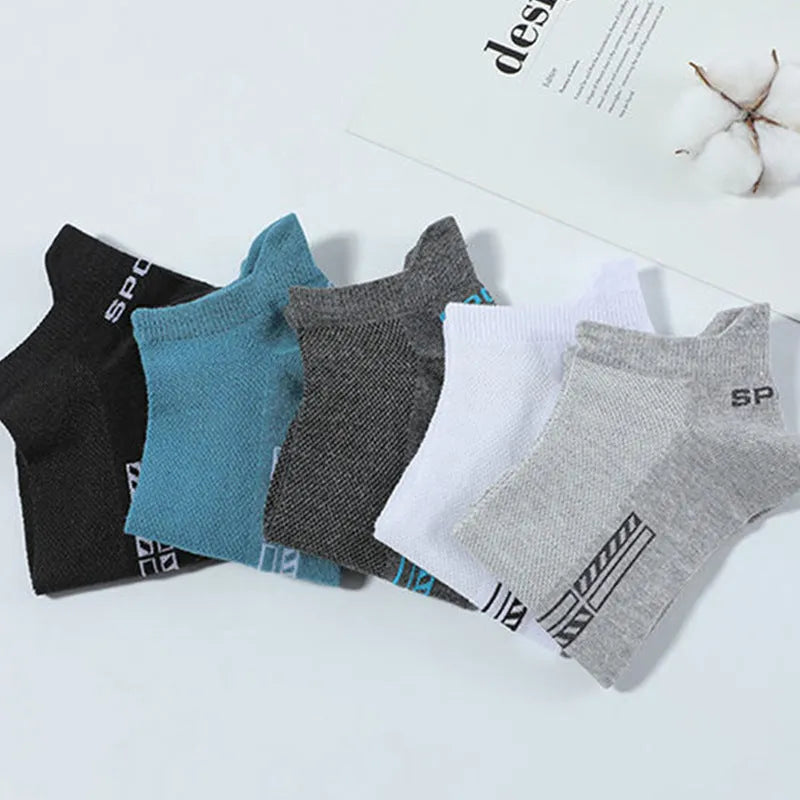 Men's mesh breathable low-cut sports socks in polyester cotton, available in multiple solid colours for exercise