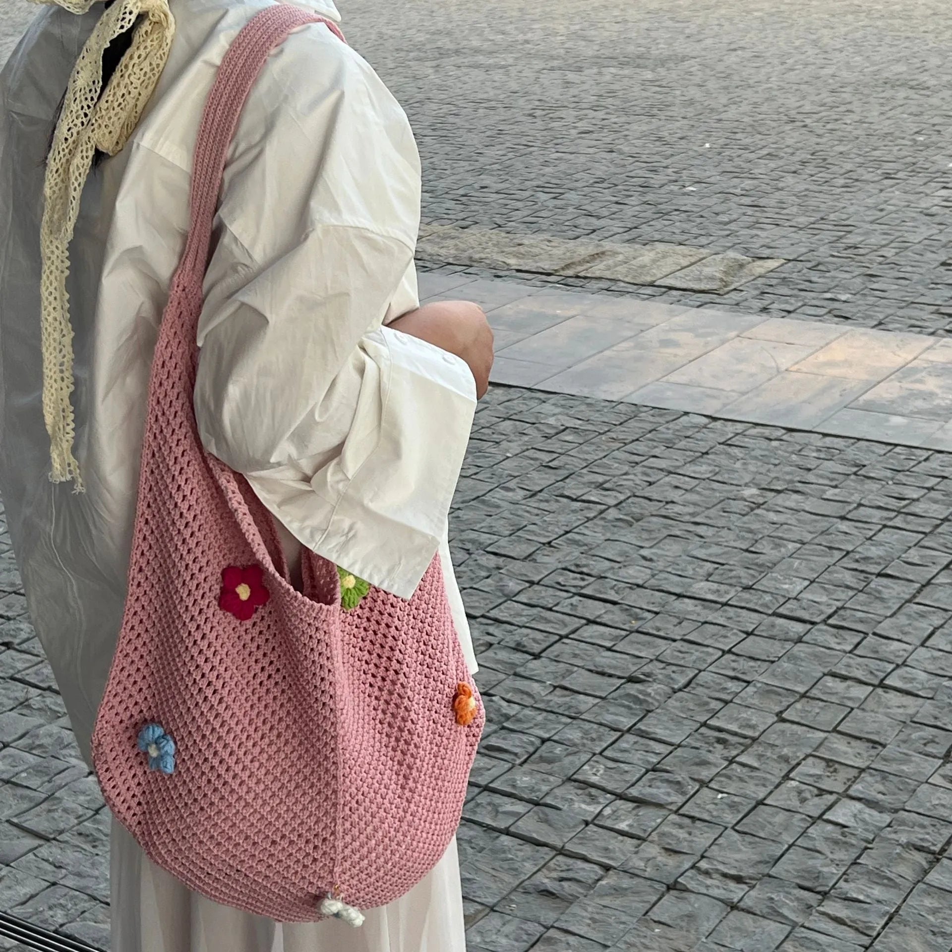 Hand-woven hollow shoulder bag in cotton and linen, beige colour, open pocket design with double straps