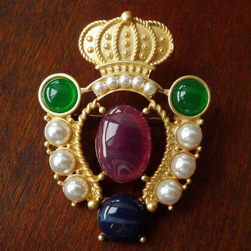A vintage-style baroque brooch with a diamond shape in retro colours, made from zinc alloy.