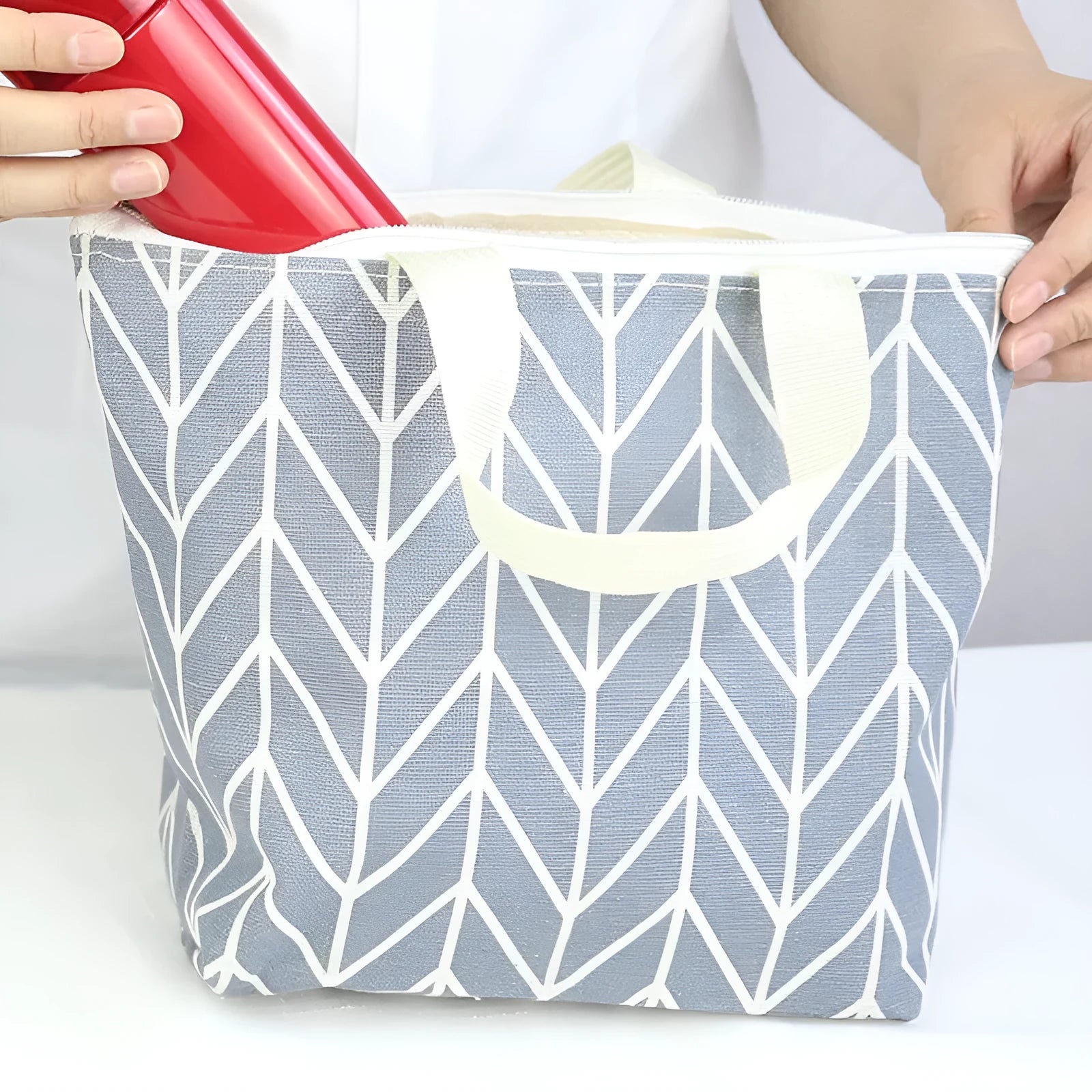 Arrow pattern moisture-proof makeup bag in polyester with zippered closure for cosmetic storage