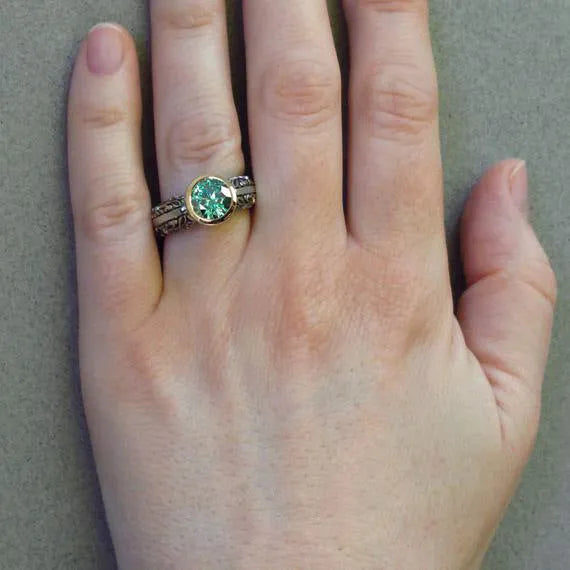 Flower-shaped gold-plated ring with green gemstones and colour separation vintage design