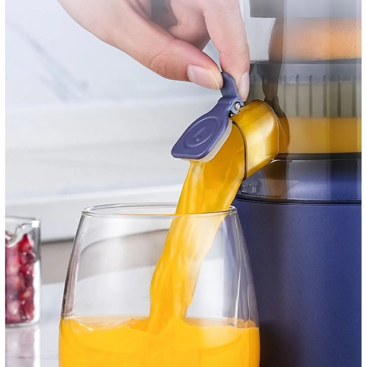 Blue portable USB mini electric juicer 150W with vertical spiral rod cutter head and USB data cable