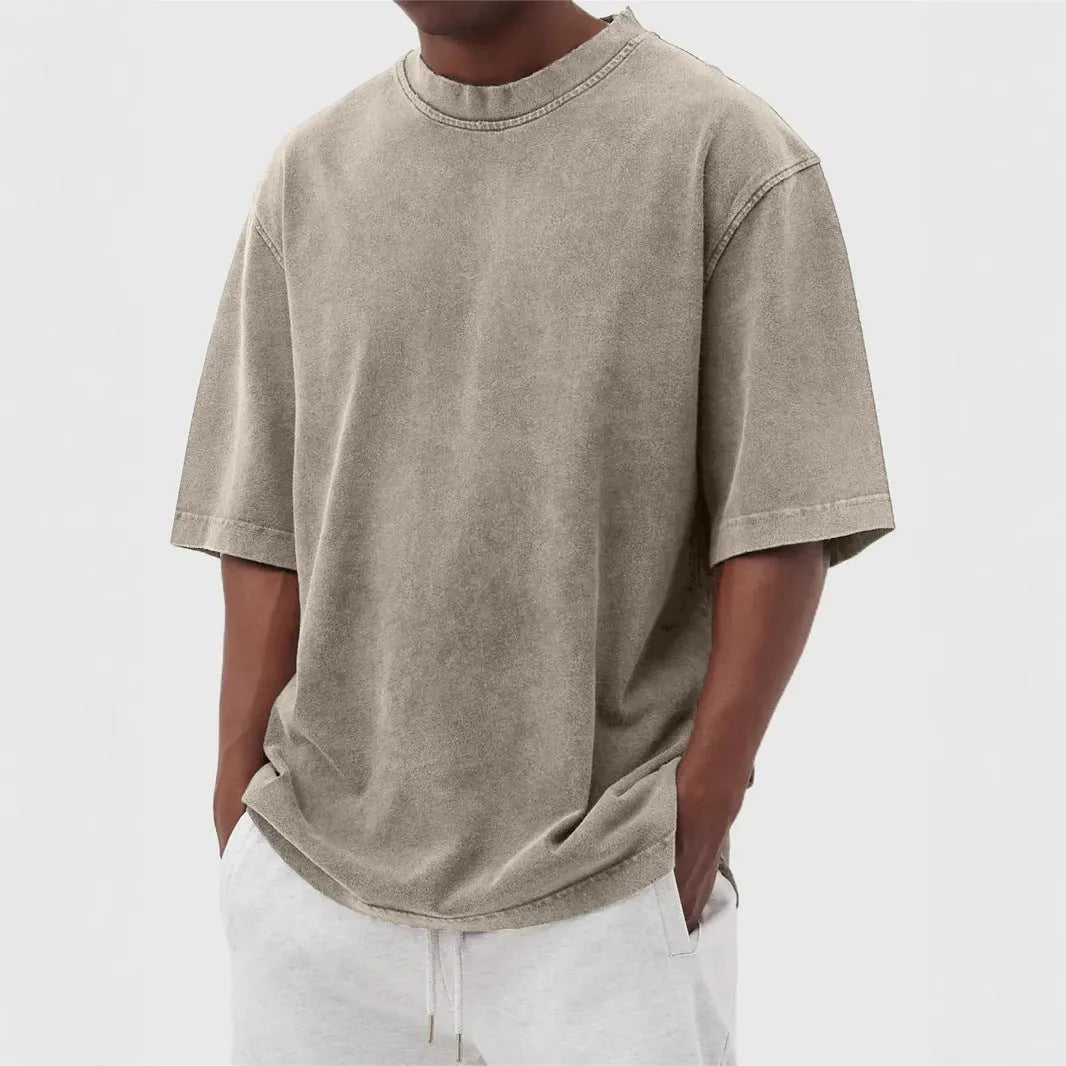 Men's stone-washed polyester t-shirt in loose fit with half sleeves and distressed finish
