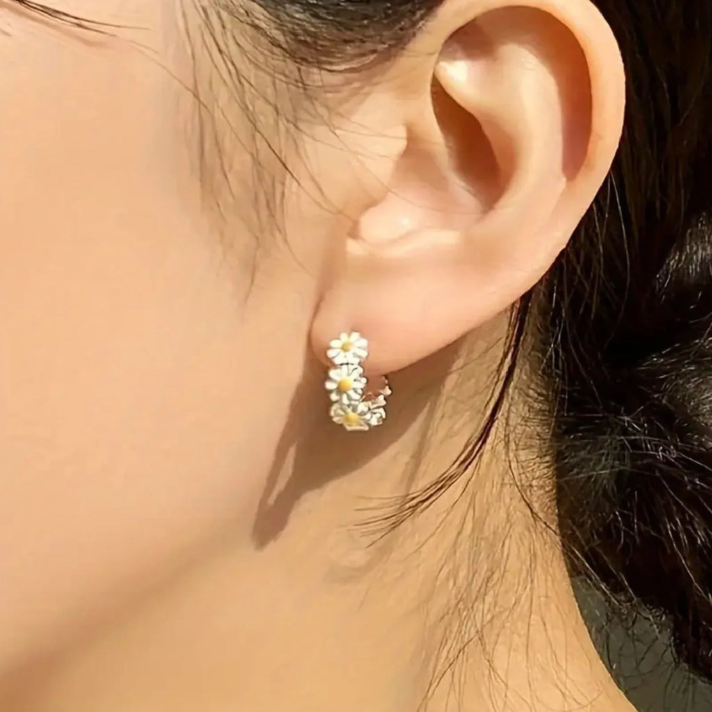 White fashion daisy flower ring earrings with electroplated finish and floral design