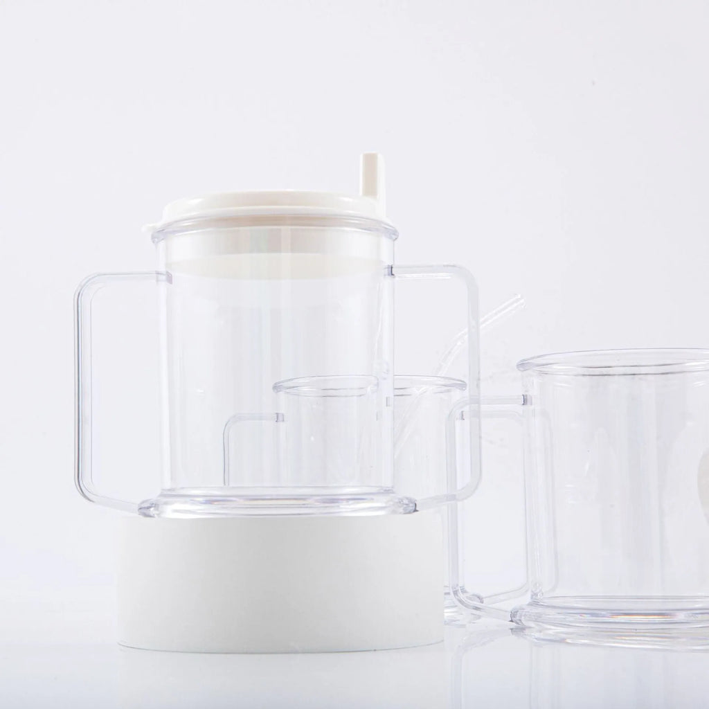 Transparent spill-proof drinking cup with solid colour, 14cm height, on table