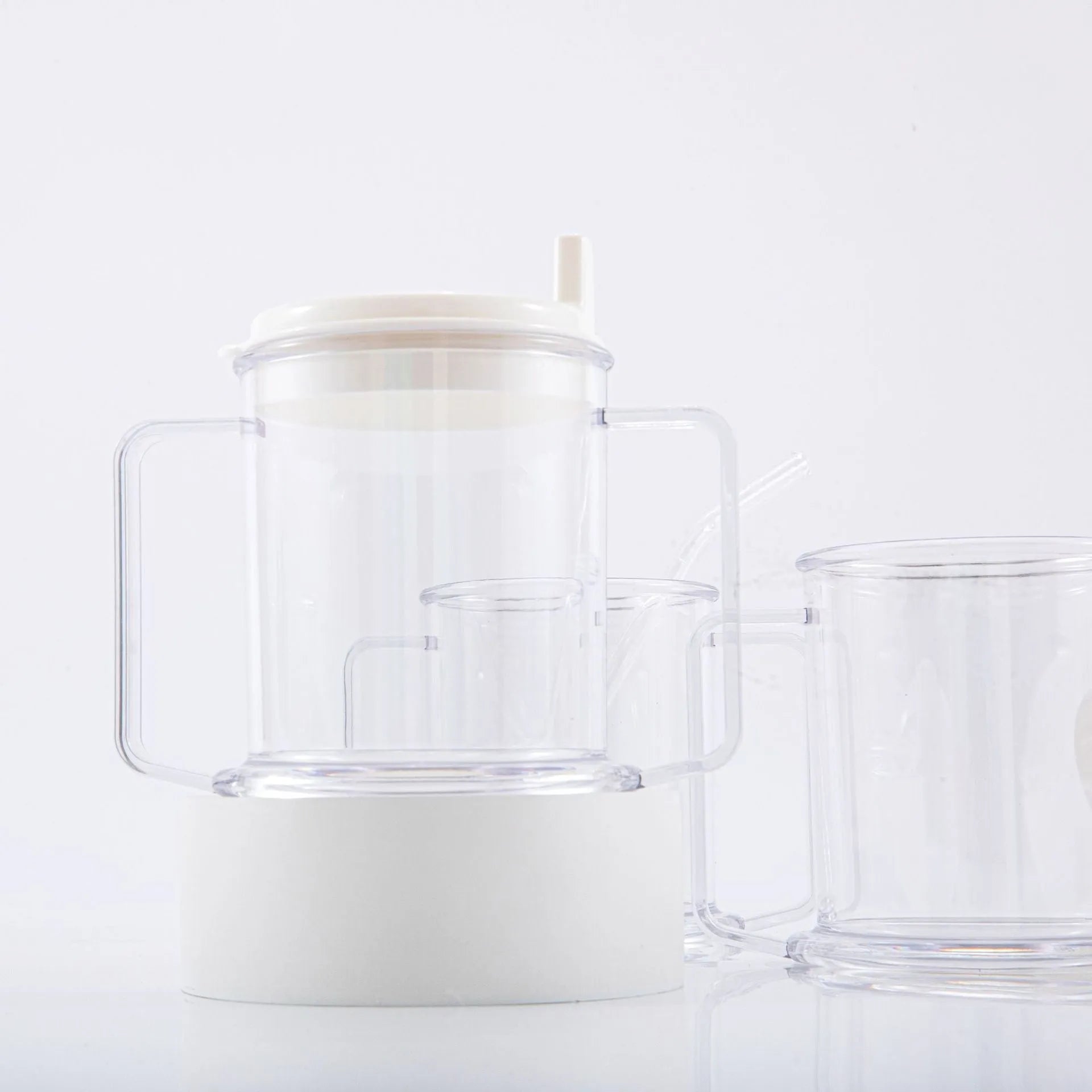 Transparent spill-proof drinking cup with solid colour, 14cm height, on table