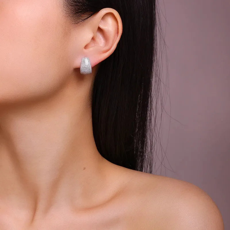 Geometric S925 sterling silver commuter ear studs with hypoallergenic properties