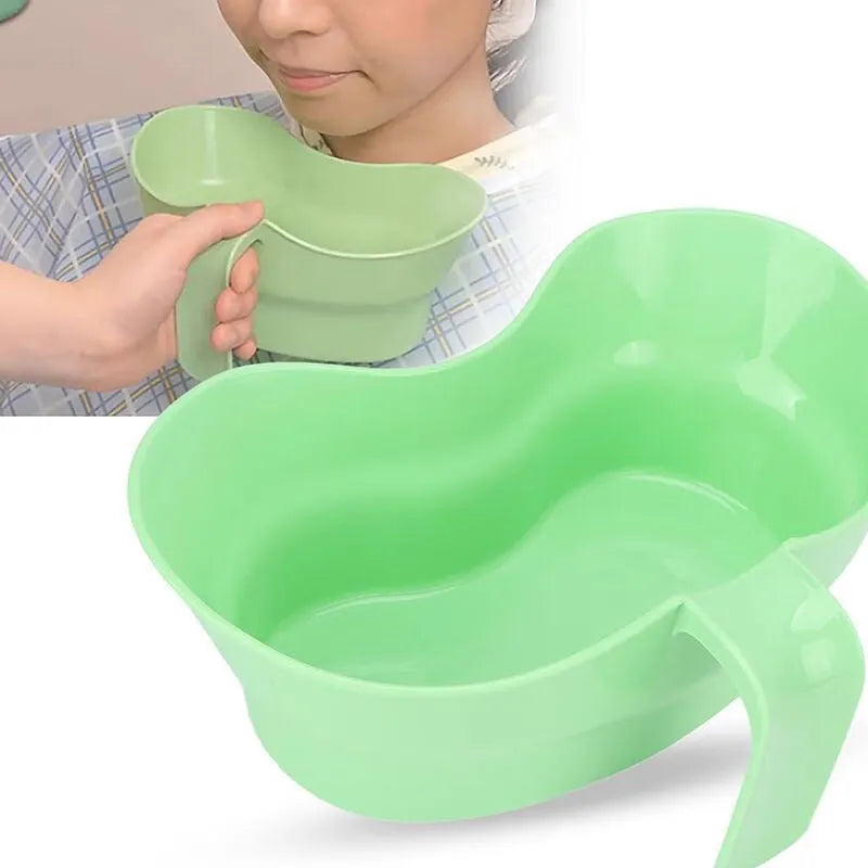 Green plastic gargle cup for bedridden elderly nursing care