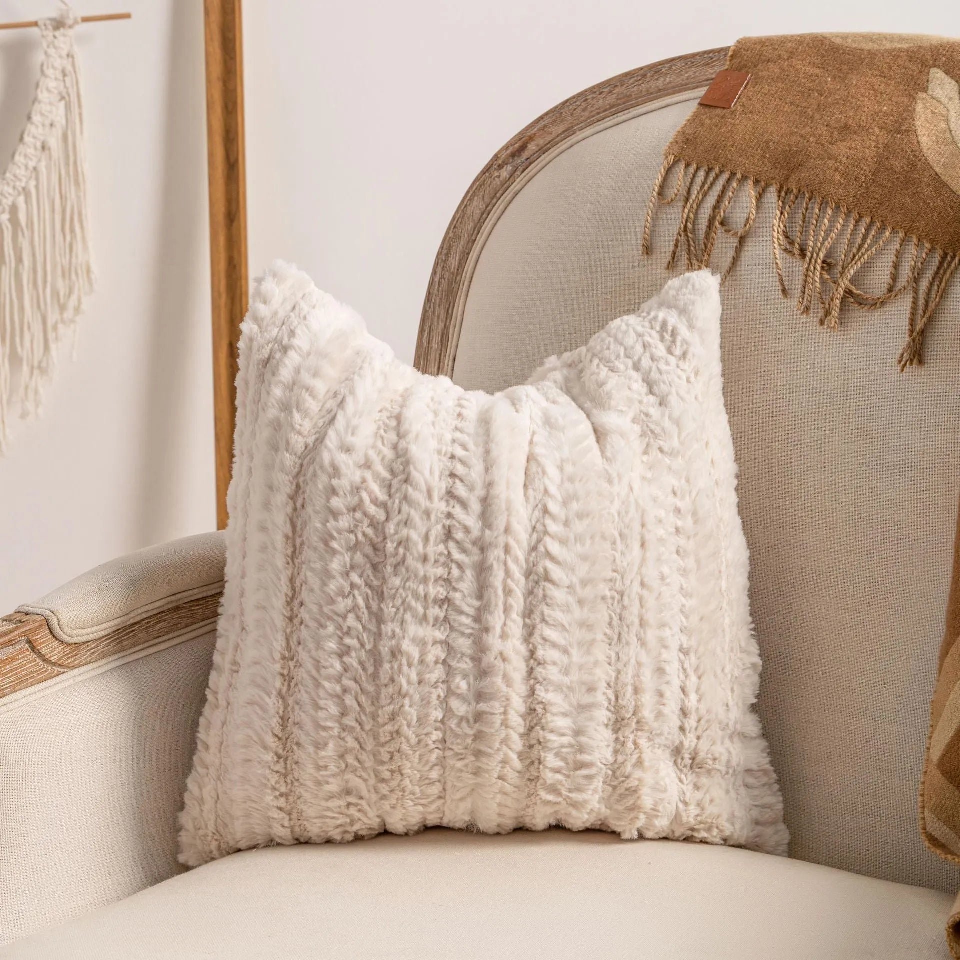 Knitted cushion cover with tassel trim and printed pattern in 45x45cm size