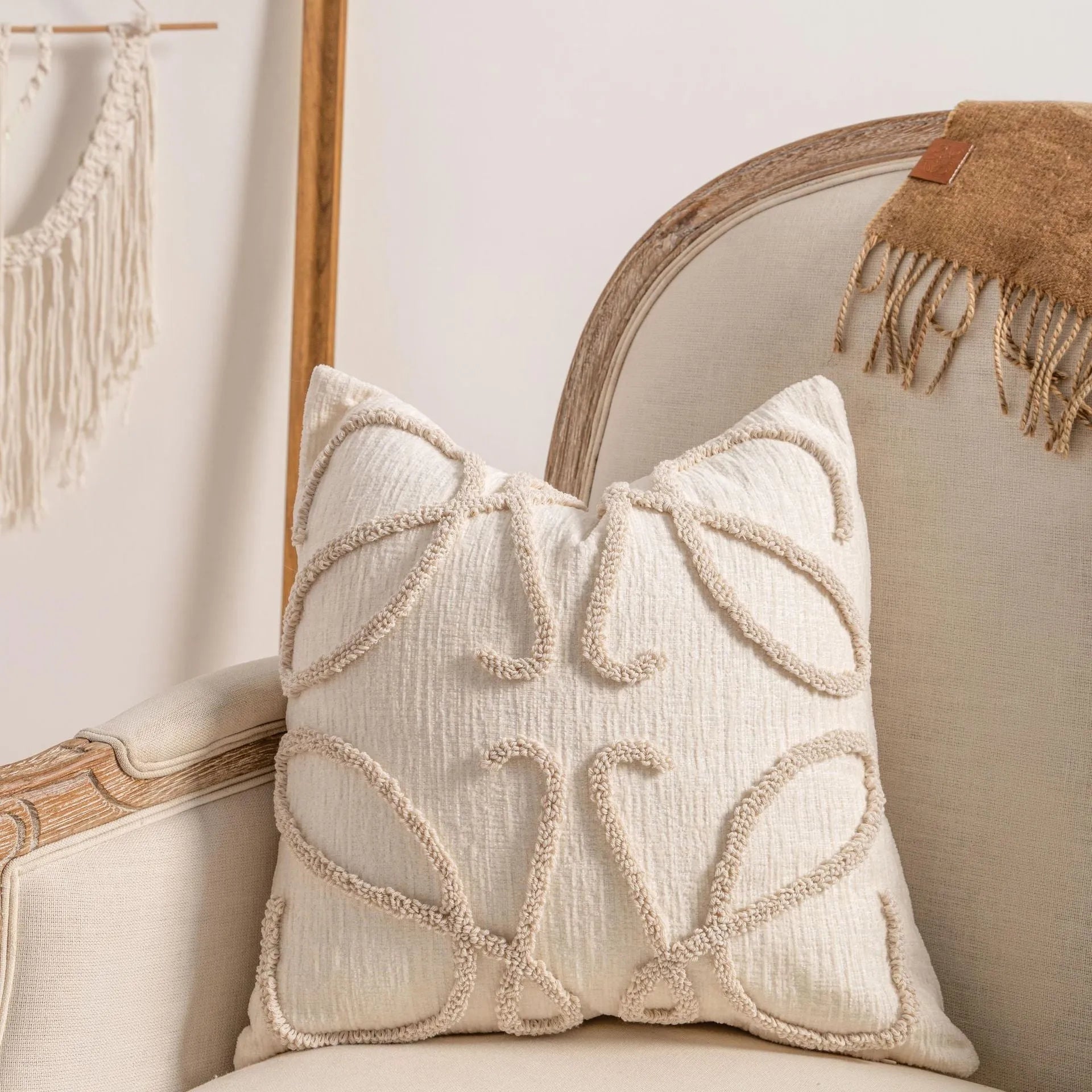 Knitted cushion cover with tassel trim and printed pattern in 45x45cm size