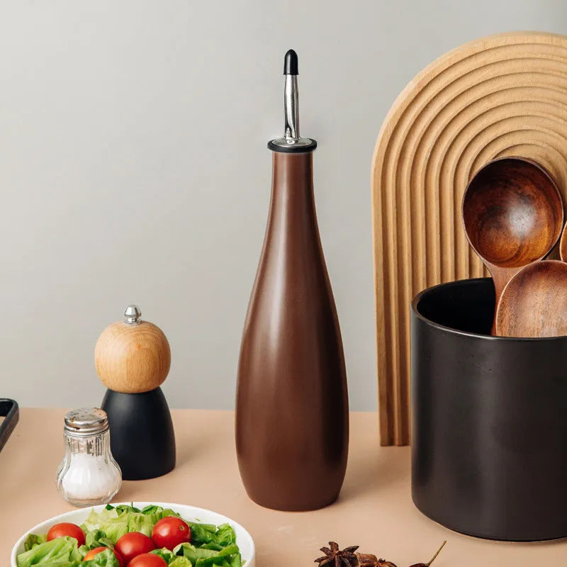 Ceramic oil pot with integrated funnel for kitchen oil storage in 650ml capacity