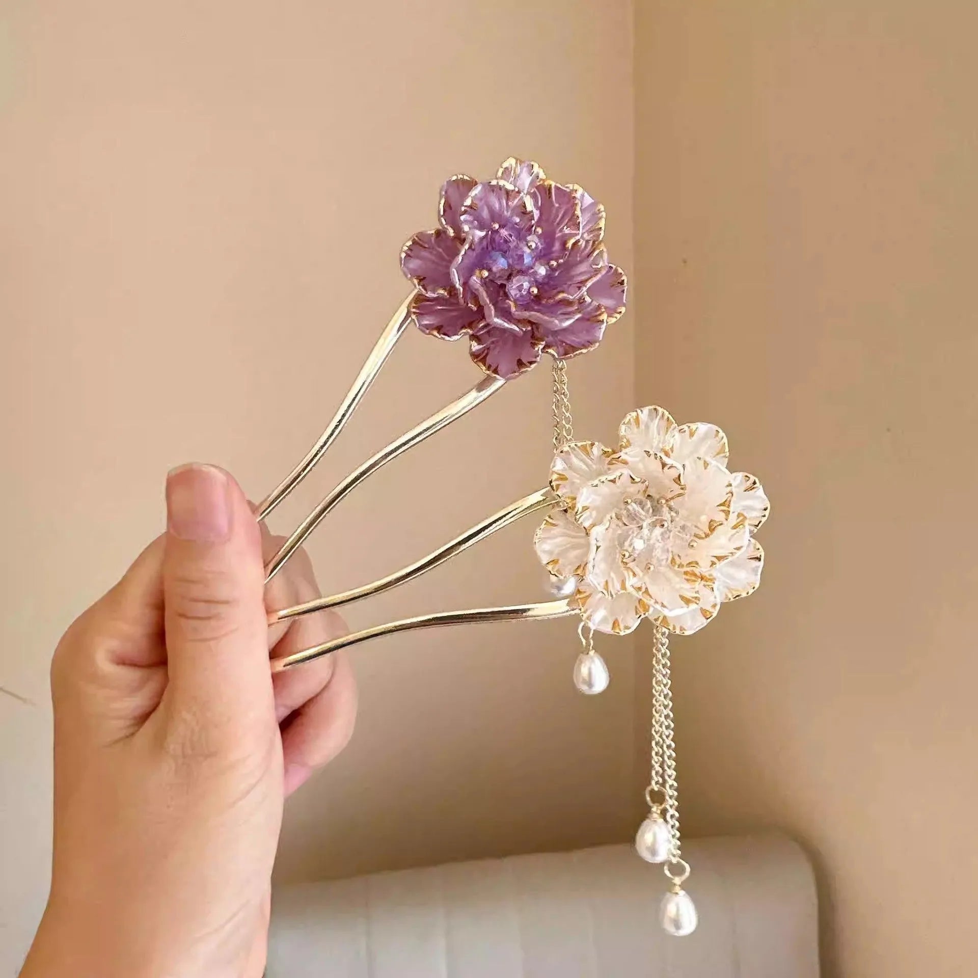 Purple and white peony flower tassel U-shaped alloy hairpin on plain background