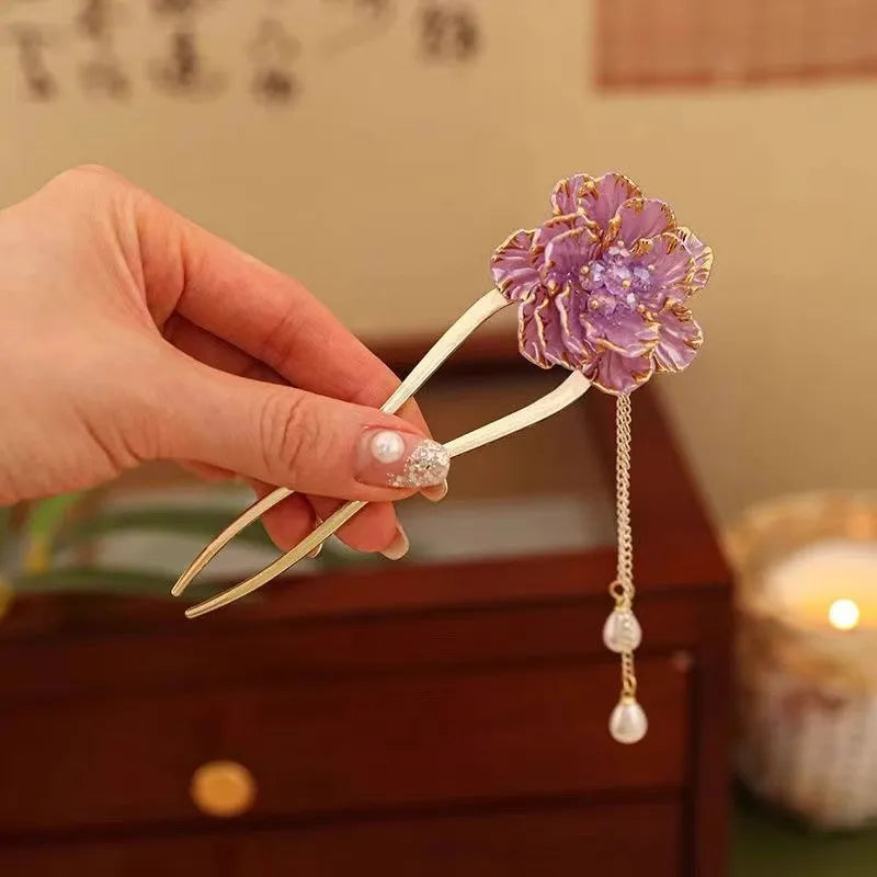 Purple and white peony flower tassel U-shaped alloy hairpin on plain background