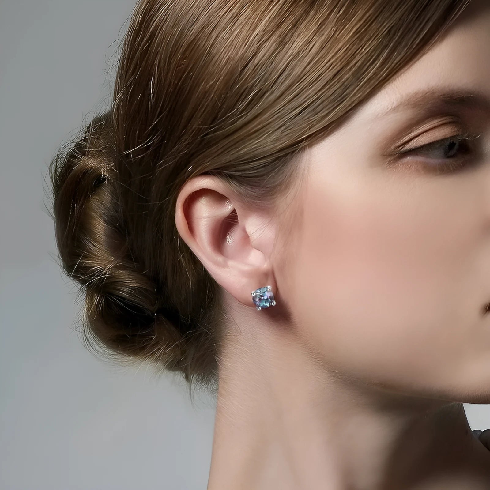A pair of round geometric stud earrings with a cultivated alexandrite stone set in 925 silver.