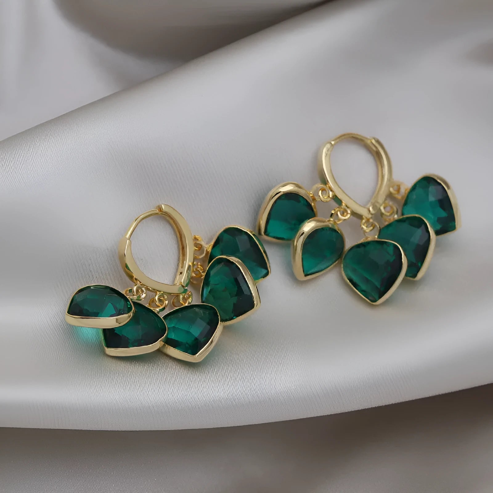 Green heart-shaped glass pendant ear clip earrings with alloy gemstone inlays on copper frame