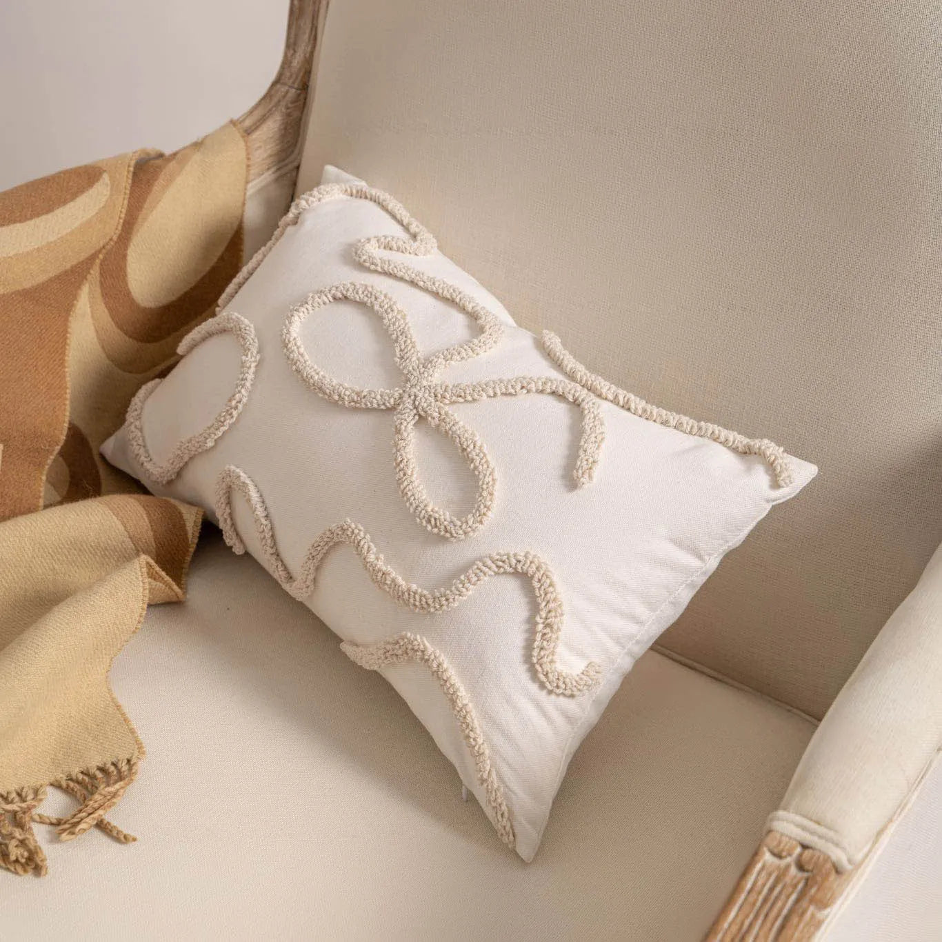 Knitted cushion cover with tassel trim and printed pattern in 45x45cm size
