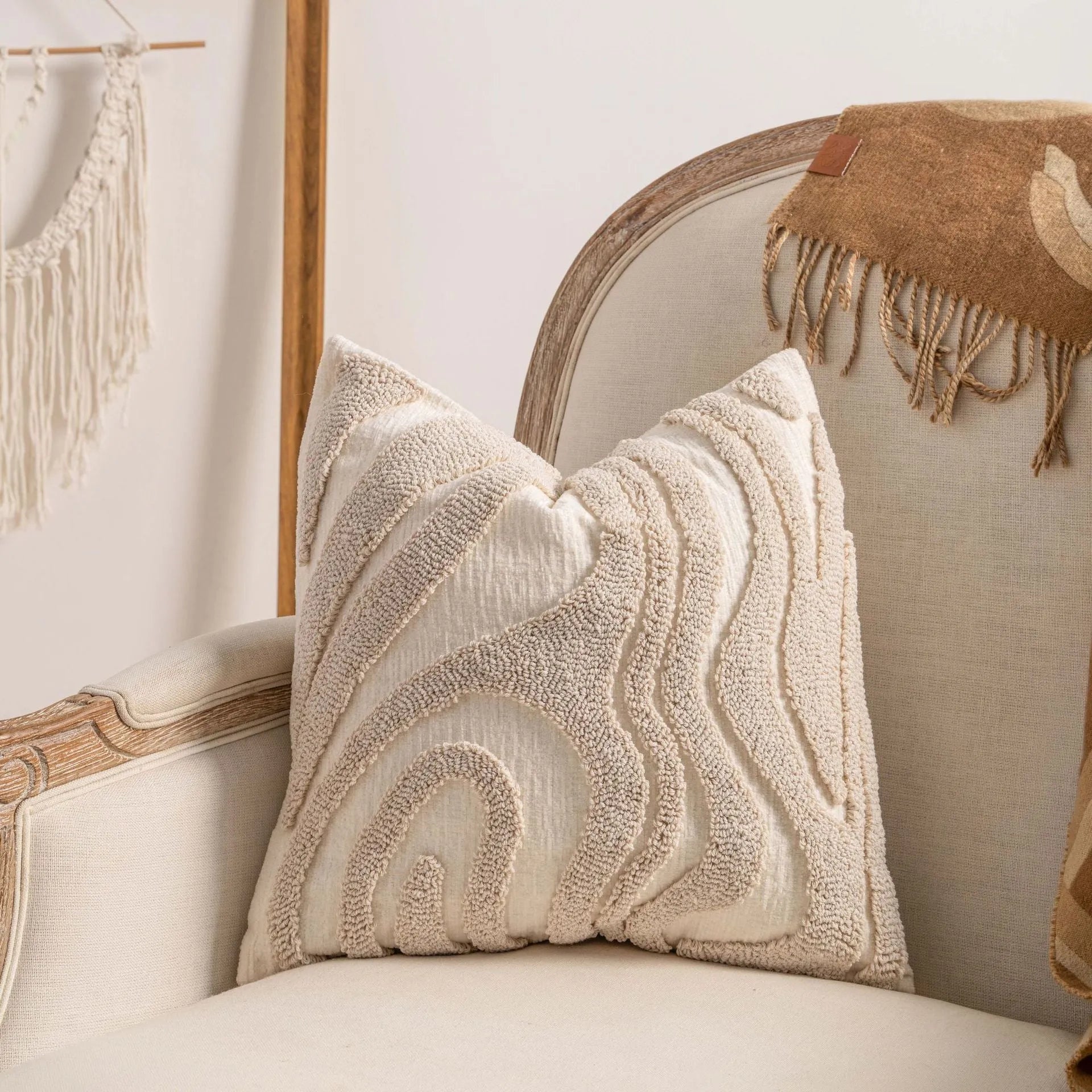 Knitted cushion cover with tassel trim and printed pattern in 45x45cm size