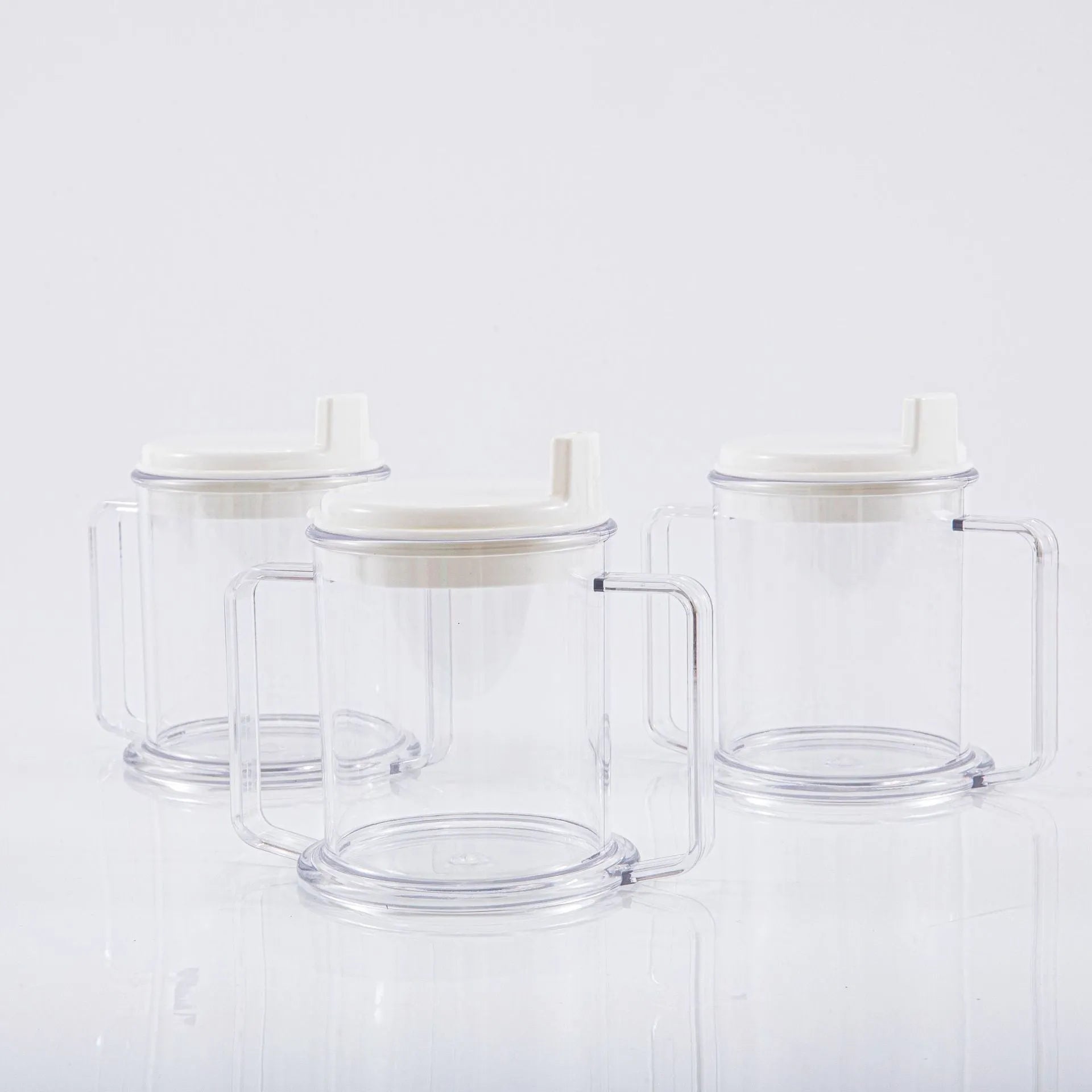 Transparent spill-proof drinking cup with solid colour, 14cm height, on table