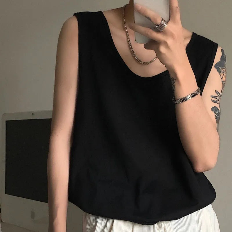 Sleeveless vest in solid colour, loose fit, polyester blend, straight hem, black