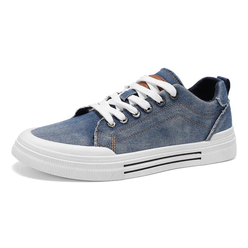 Men's low top canvas sneakers in black or blue with front lace-up fastening and injection moulded plastic sole, sizes 39-48
