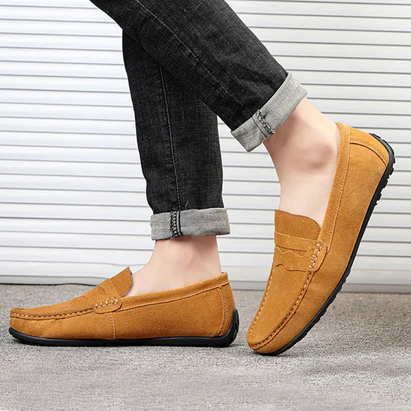Men's solid colour suede loafers with round toe and flat rubber sole