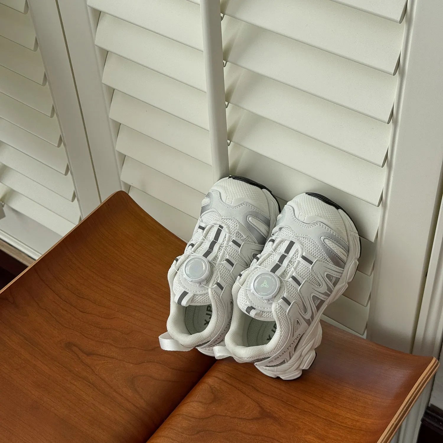 Casual lightweight shoes with breathable PU leather mesh upper in black, beige or pink